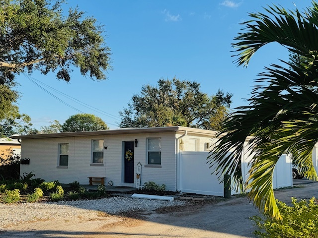 113 NE Lincoln Cir N in St. Petersburg, FL - Building Photo - Building Photo