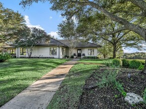 1705 Clubhouse Hill Dr in Spicewood, TX - Foto de edificio - Building Photo