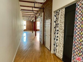 726 S Santa Fe Ave in Los Angeles, CA - Foto de edificio - Building Photo