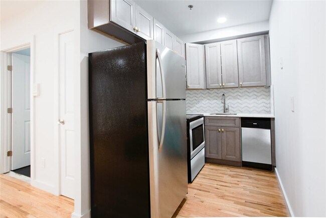 204 Grand St in Hoboken, NJ - Building Photo - Building Photo