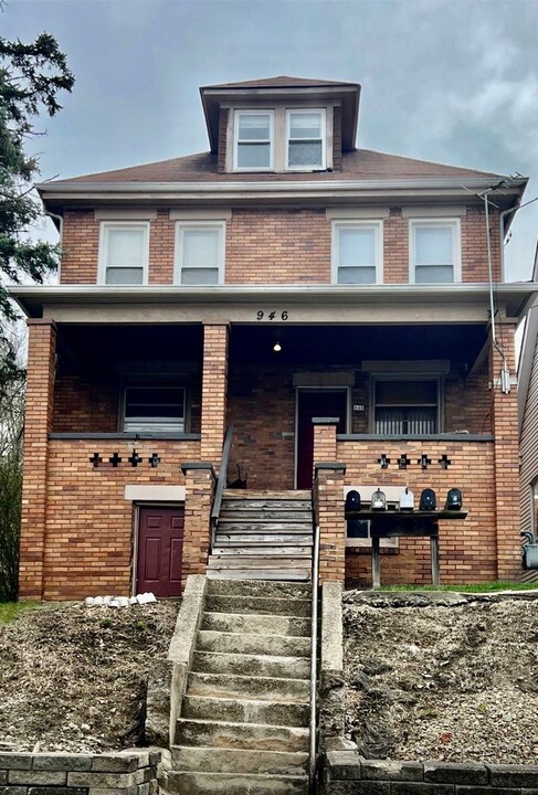 946 Beaver Rd in Ambridge, PA - Building Photo