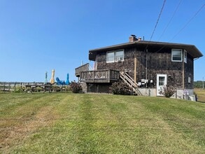 14 Oak St in Stonington, CT - Building Photo - Building Photo
