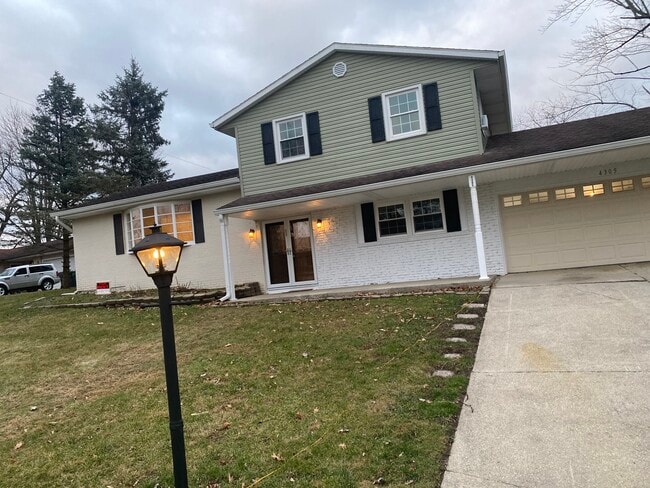property at 4305 E Maple Manor Pkwy