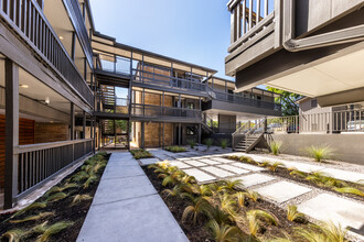 Red River Apartments in Austin, TX - Foto de edificio - Primary Photo