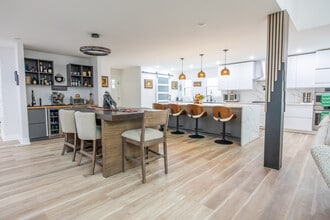 7980 Royal Ave in Zionsville, IN - Foto de edificio - Building Photo