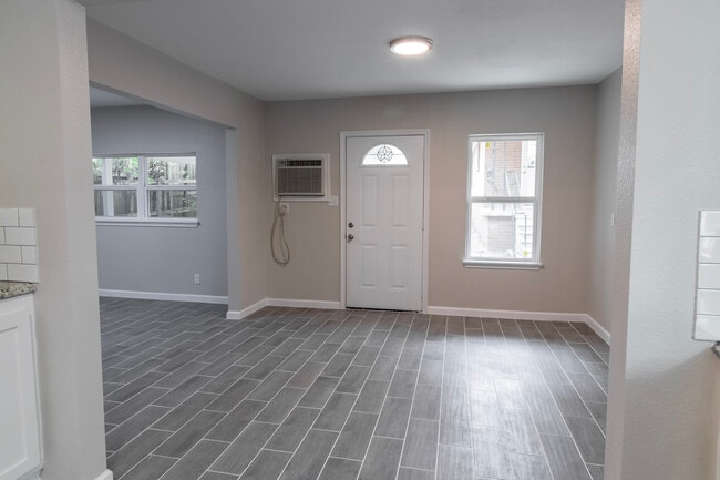 1011 1/2 North Roberson St in Conroe, TX - Building Photo - Building Photo