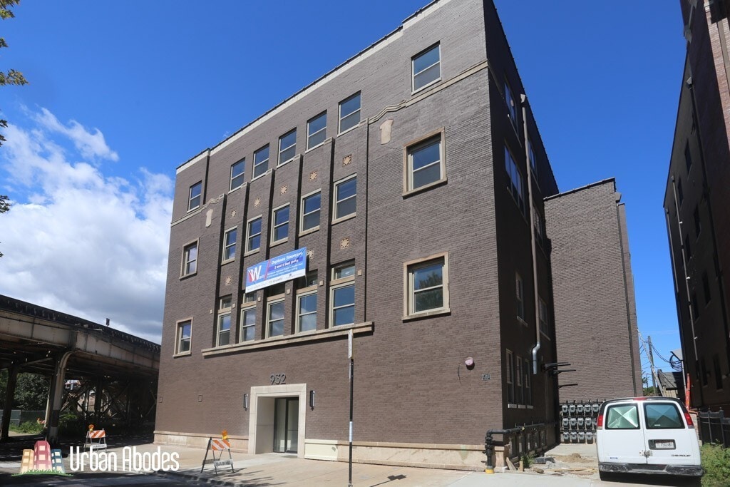 1530 W Huron St, Unit A03C in Chicago, IL - Building Photo