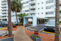 Keystone Harbor Club in North Miami, FL - Building Photo - Building Photo