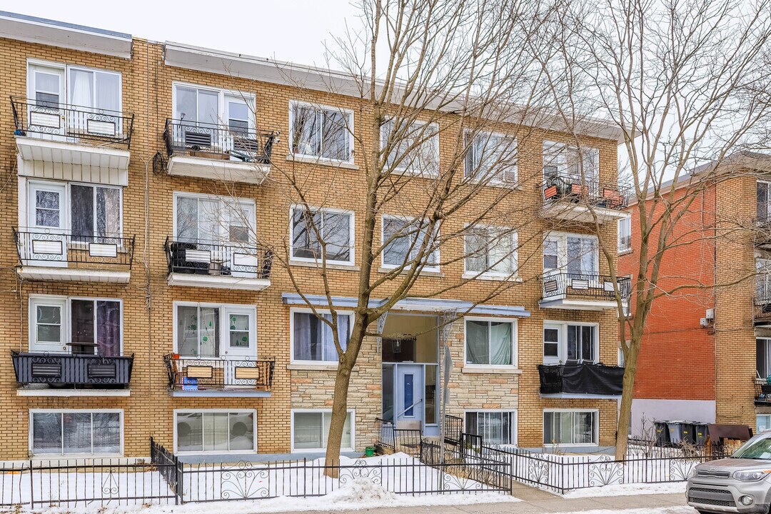 554 23E Av in Montréal, QC - Building Photo