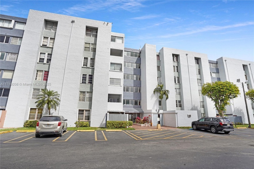 750 NW 43rd Ave, Unit 601 in Miami, FL - Building Photo