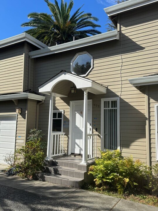 692 Creek Dr in Menlo Park, CA - Building Photo