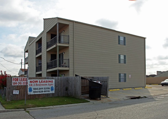 10000 Hayne Blvd in New Orleans, LA - Foto de edificio - Building Photo