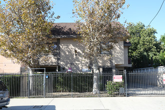 21121 Bassett St #2 Canoga Park, Ca 91303 in Canoga Park, CA - Building Photo - Building Photo