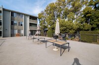 Leyden Apartments in Inglewood, CA - Foto de edificio - Building Photo