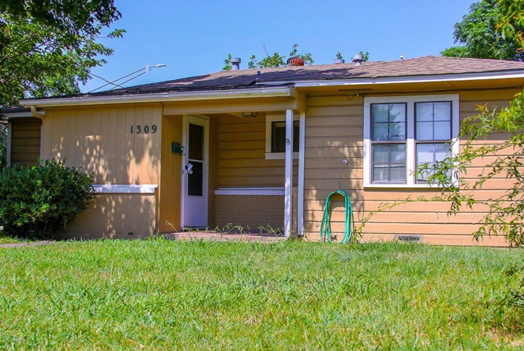 1309 Anna St in Denton, TX - Foto de edificio