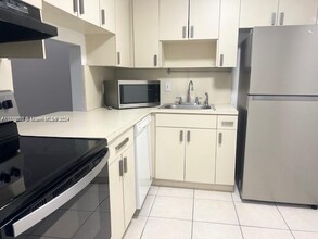 9974 N Kendall Dr in Miami, FL - Building Photo - Building Photo