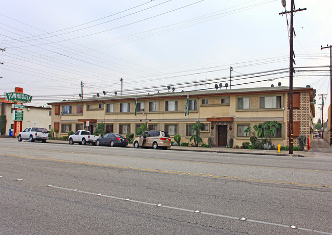 Patio N Pool Apartments in Bellflower, CA - Building Photo - Building Photo