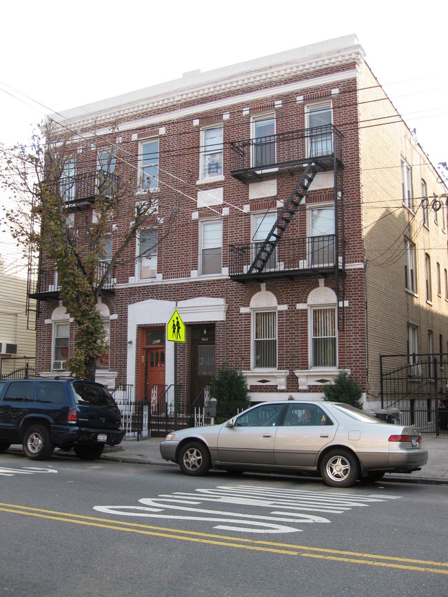 6911 13th Ave in Brooklyn, NY - Building Photo - Building Photo