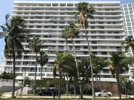 200 SE 15th Rd, Unit 7I in Miami, FL - Building Photo