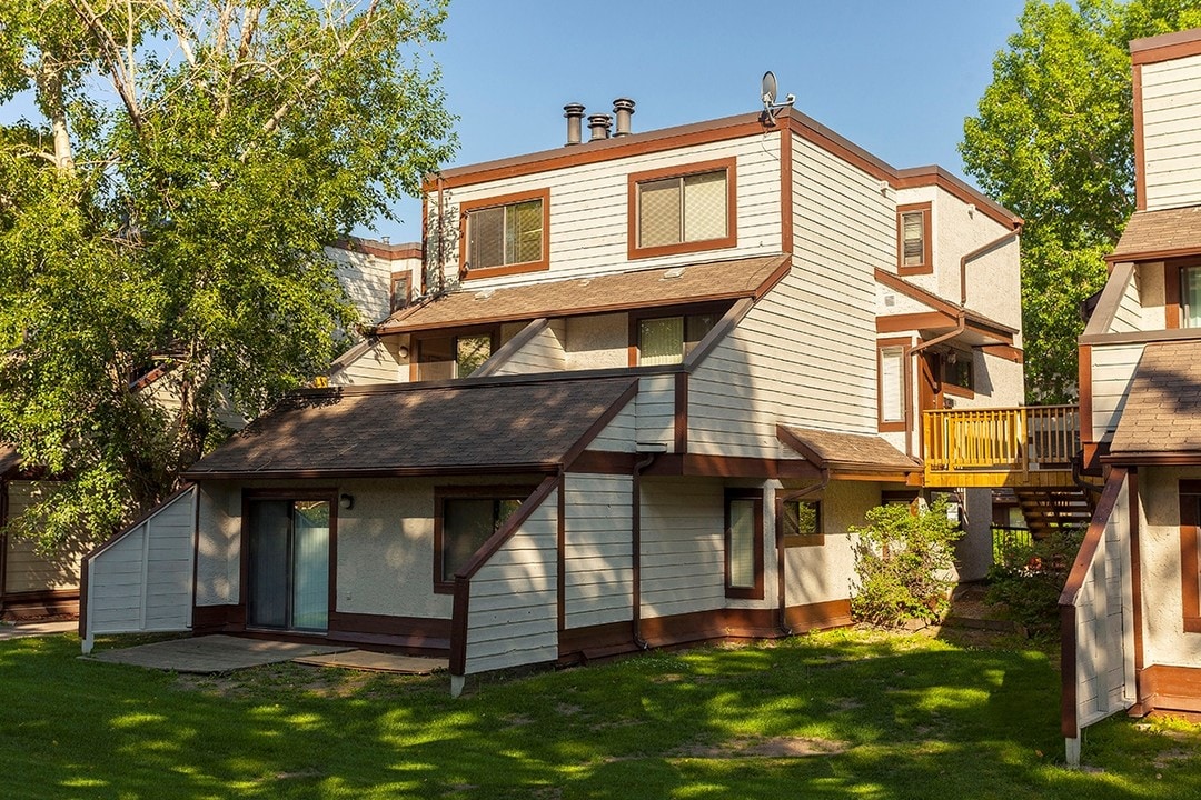 Queen's Park Townhomes in Calgary, AB - Building Photo