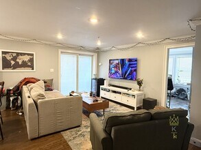 8 Nira Ave, Unit 3 in Boston, MA - Foto de edificio - Building Photo