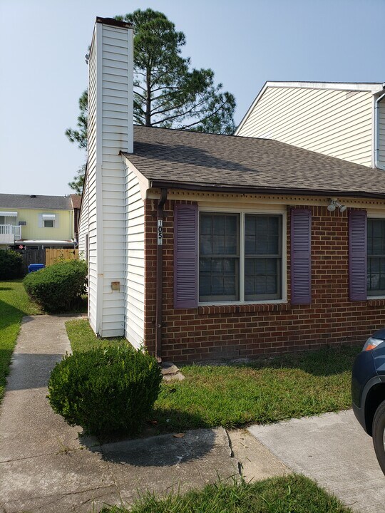 1051 Commonwealth Pl in Virginia Beach, VA - Building Photo