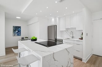 1255 N Sandburg Terrace in Chicago, IL - Building Photo - Building Photo