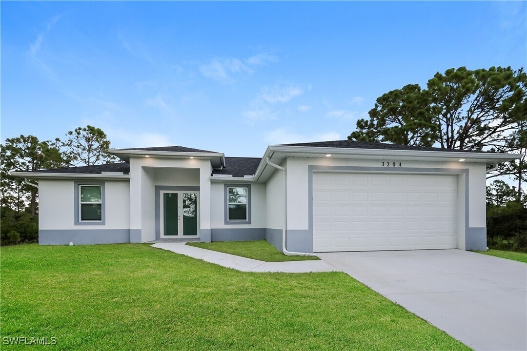 3204 66th St W in Lehigh Acres, FL - Building Photo