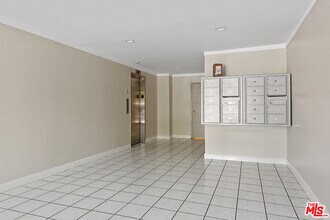 1821 S Bentley Ave-Unit -303 in Los Angeles, CA - Foto de edificio - Building Photo