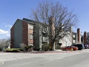 Beverly Place in Colorado Springs, CO - Building Photo - Building Photo