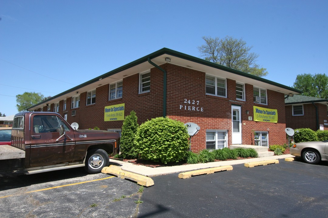 Pierce Ave APT 1 in Rockford, IL - Building Photo