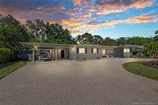 530 S Manor Dr in Stuart, FL - Building Photo