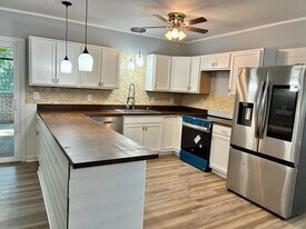 1852 Hopkins Dr in Tallahassee, FL - Building Photo