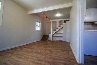 210 Northeast 5th Avenue in Hillsboro, OR - Foto de edificio - Building Photo