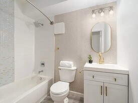 6 Renaissance Ct in Brooklyn, NY - Building Photo