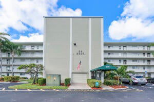 2236 N Cypress Bend Dr in Pompano Beach, FL - Building Photo - Building Photo