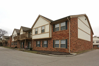 Abbey Court Apartments in Evansville, IN - Building Photo - Building Photo