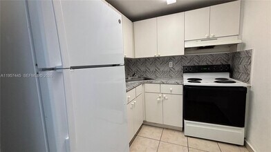 666 W 81st St in Hialeah, FL - Foto de edificio - Building Photo