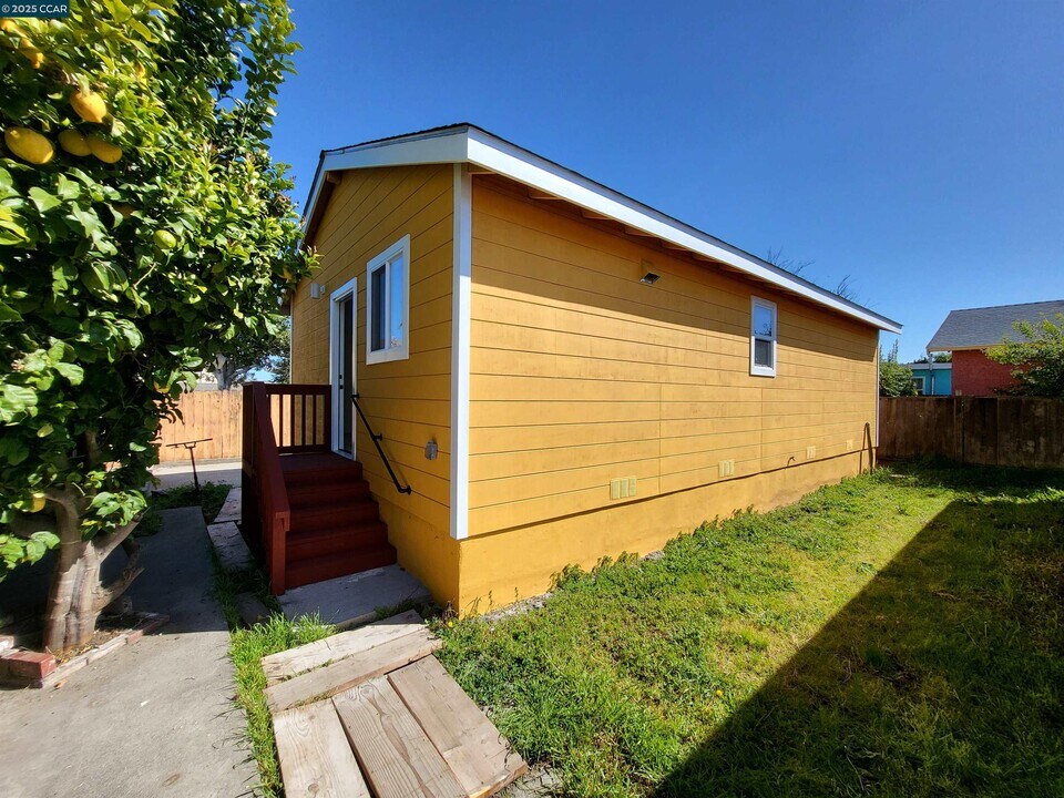 2811 Tulare Ave in Richmond, CA - Building Photo