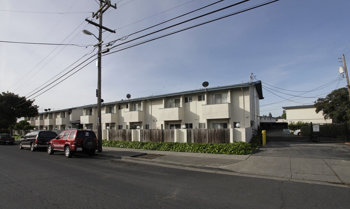 Orange Tree Apartments in Hayward, CA - Building Photo