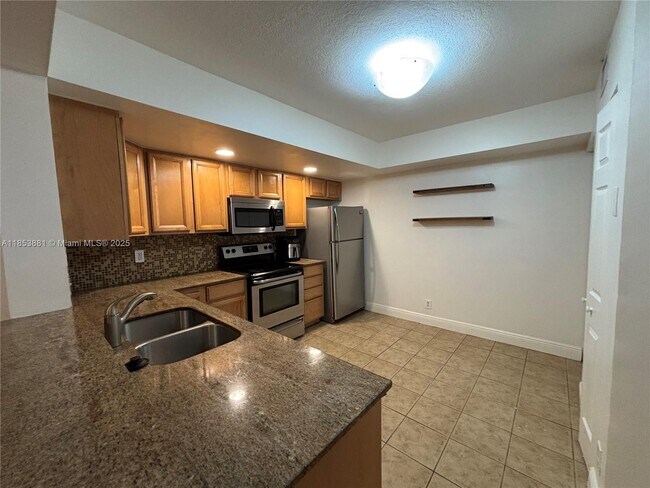 5761 Riverside Dr in Coral Springs, FL - Building Photo - Building Photo