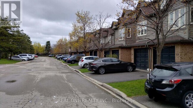 460-460 Bristol Rd W in Mississauga, ON - Building Photo - Building Photo