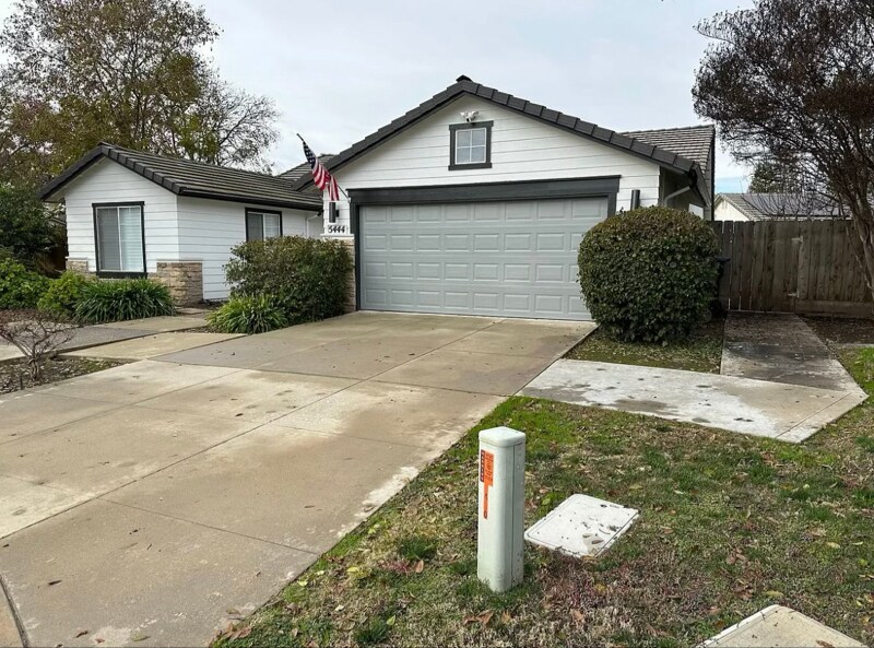 5444 W Sunnyside Ct in Visalia, CA - Building Photo