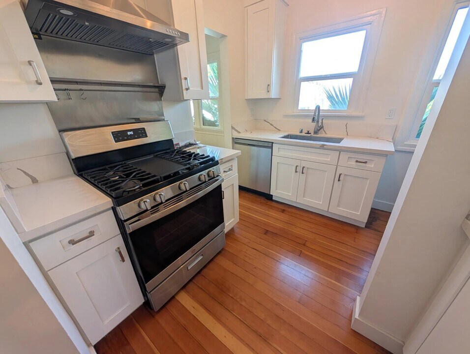 4627 St Charles Pl in Los Angeles, CA - Building Photo