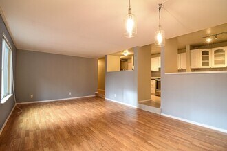 18102 15th Ave NE in Seattle, WA - Building Photo - Building Photo