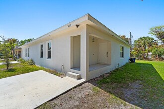 3003 SE Fairmont St in Stuart, FL - Building Photo - Building Photo