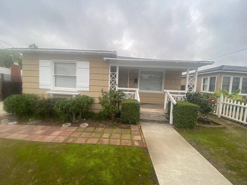 6921 Adams Ave in La Mesa, CA - Building Photo