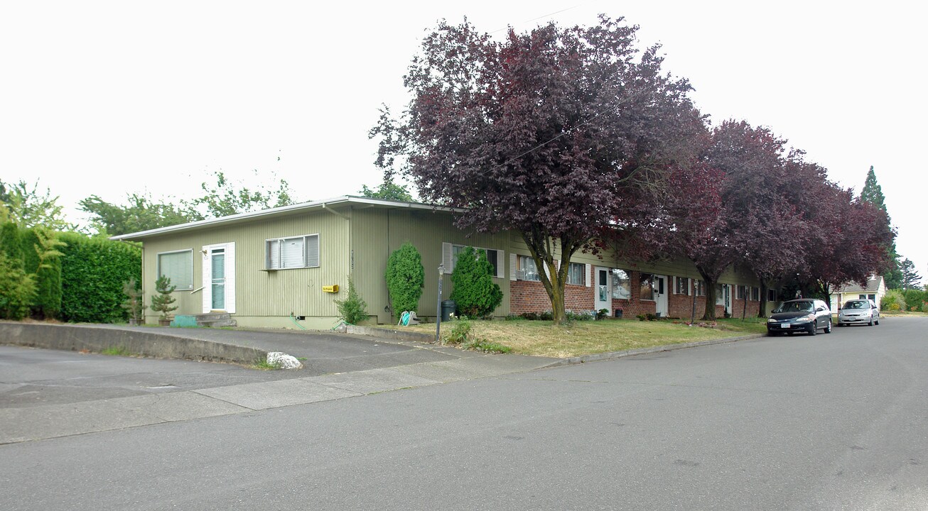 8716-8732 NE Hassalo St in Portland, OR - Building Photo