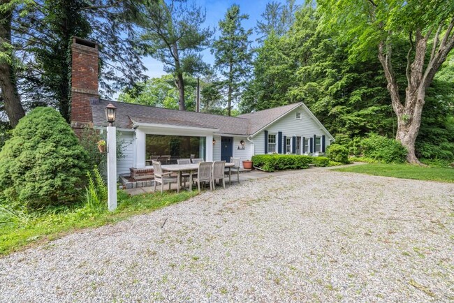 62 Pound Ridge Rd in Pound Ridge, NY - Building Photo - Building Photo