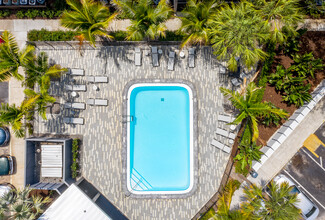 Zura Bay in St. Petersburg, FL - Foto de edificio - Building Photo